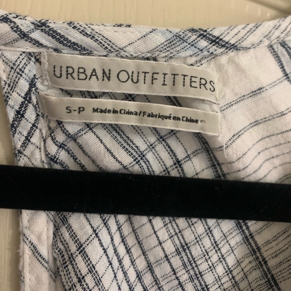 Cute urban outfitters shirt. - Picture 3 of 3